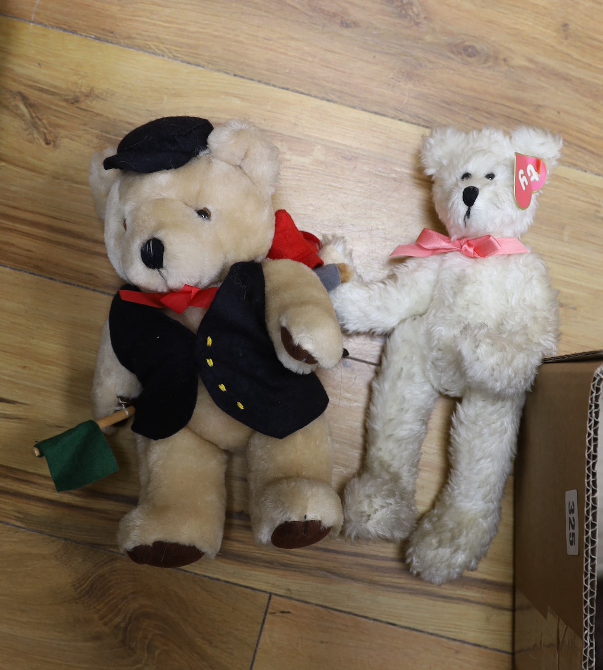 Eleven assorted modern limited edition bears and others including limited edition Steiff Buccaneer
